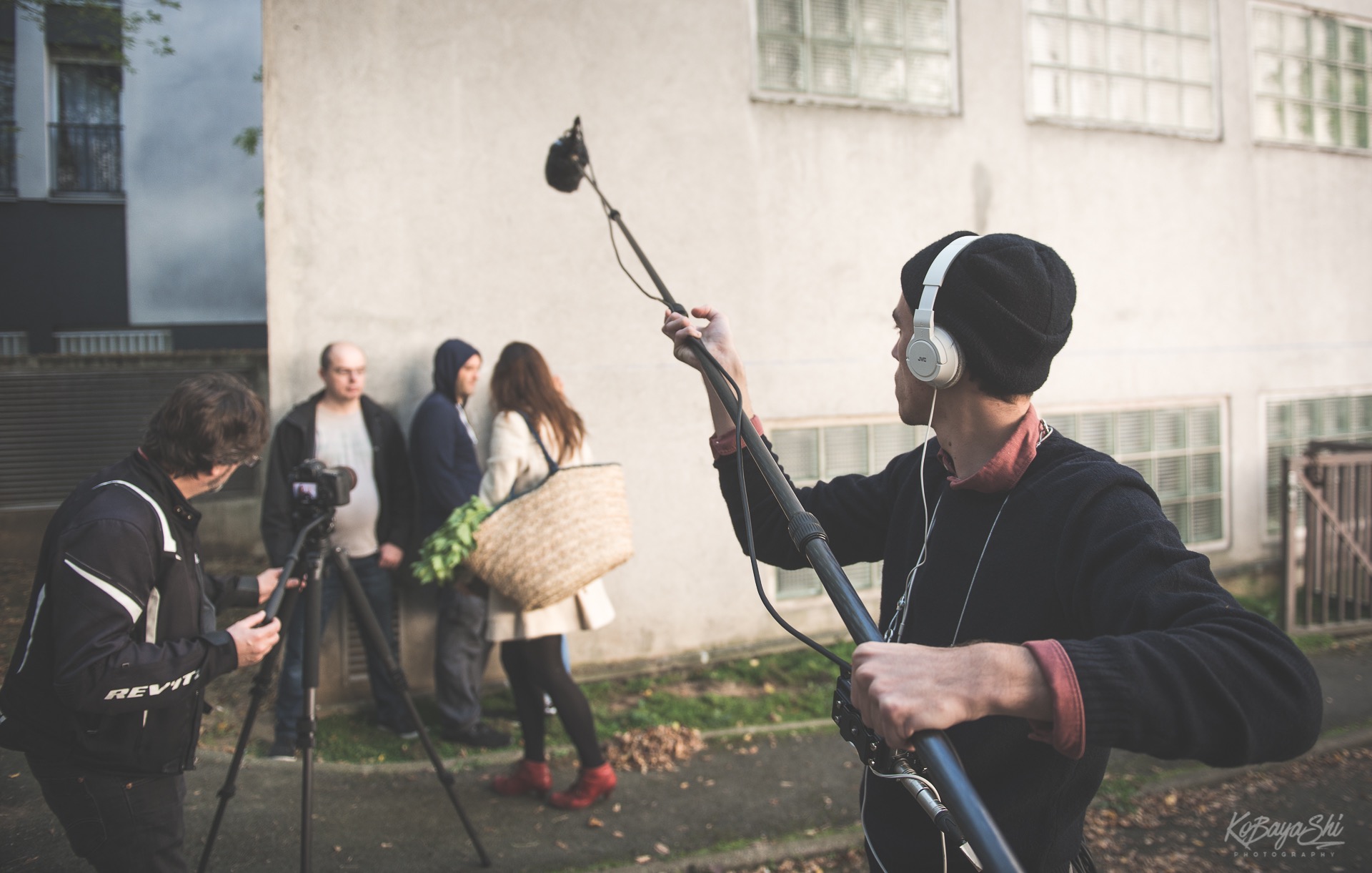 Une équipe de tournage filme une scène en extérieur